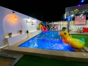 Bazén v ubytování Fhamai Pool Villa Pattaya (บ้านฟ้าใหม่ พูลวิลล่า) nebo v jeho okolí