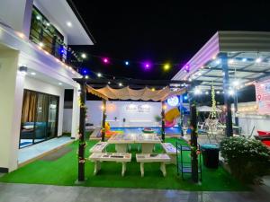 Večerní zábavní program pro hosty v ubytování Fhamai Pool Villa Pattaya (บ้านฟ้าใหม่ พูลวิลล่า)