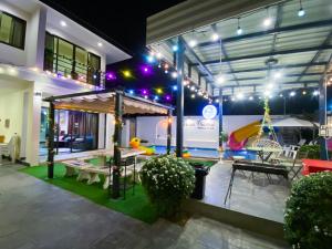 Bazén v ubytování Fhamai Pool Villa Pattaya (บ้านฟ้าใหม่ พูลวิลล่า) nebo v jeho okolí