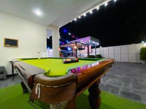 Biliár nebo kulečník v ubytování Fhamai Pool Villa Pattaya (บ้านฟ้าใหม่ พูลวิลล่า)