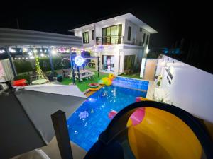 Bazén v ubytování Fhamai Pool Villa Pattaya (บ้านฟ้าใหม่ พูลวิลล่า) nebo v jeho okolí