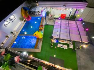Bazén v ubytování Fhamai Pool Villa Pattaya (บ้านฟ้าใหม่ พูลวิลล่า) nebo v jeho okolí
