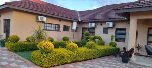 una casa con un giardino davanti di Rest & Digest a Serowe