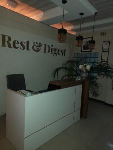 un ufficio con reception con aromi e segno di mancanza di rispetto sul muro di Rest & Digest a Serowe