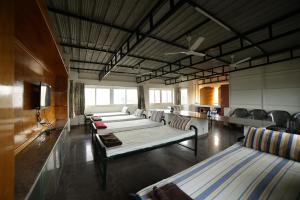 Postel nebo postele na pokoji v ubytování Naksha Tree Hotels - Yelagiri + 37 fotografií