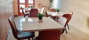 una sala da pranzo con tavolo e sedie di Rest & Digest a Serowe