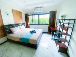 Postel nebo postele na pokoji v ubytování Fhamai Pool Villa Pattaya (บ้านฟ้าใหม่ พูลวิลล่า) + 37 fotografií
