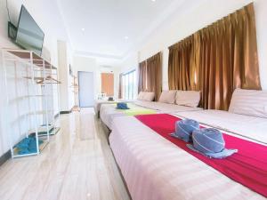 TV a/nebo společenská místnost v ubytování Fhamai Pool Villa Pattaya (บ้านฟ้าใหม่ พูลวิลล่า)