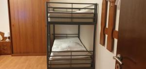 Habitación con literas y 3 literas. en Апартамент Pamporovo Palace, en Pamporovo