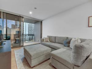 Et opholdsområde på Resort Living 2BR with Pool Spa Gym & Parking