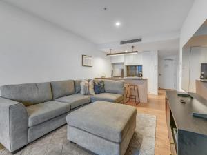 Posezení v ubytování Resort Living 2BR with Pool Spa Gym & Parking