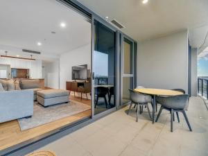 Et opholdsområde på Resort Living 2BR with Pool Spa Gym & Parking