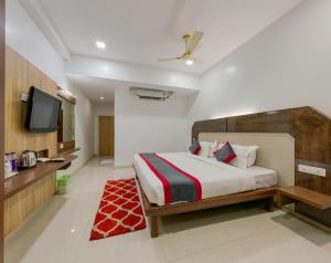 Ένα ή περισσότερα κρεβάτια σε δωμάτιο στο Hotel Vihar Deluxe