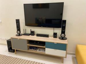 TV a/nebo společenská místnost v ubytování Appartement de charme à 20 min de Marrakech