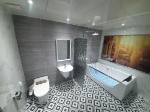 Koupelna v ubytování Hello Hotel + 37 fotografií