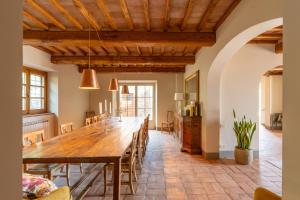 comedor grande con mesa larga y sillas en Villa Domus Papi by Great Stays, en Tuoro sul Trasimeno