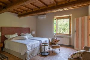 Un dormitorio con una cama y una silla y una ventana. en Villa Domus Papi by Great Stays, en Tuoro sul Trasimeno 82 fotos más