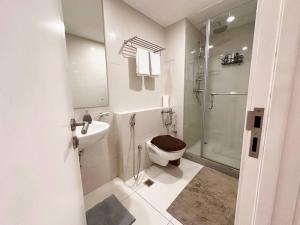 Koupelna v ubytování Spacious 2 BR Near Waters Edge + 5 fotografií