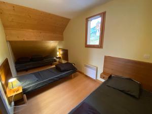 Postel nebo postele na pokoji v ubytování travelski home classic - Les Chalets de la Fontaine du Roi + 56 fotografií