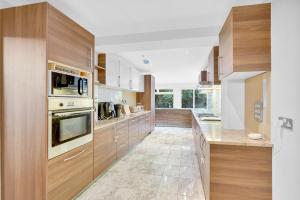 Η κουζίνα ή μικρή κουζίνα στο Lux 5 Bed sleeps 11, 10 mins from Wembley Stadium, Jacuzzi and Steam Shower +46 φωτογραφίες