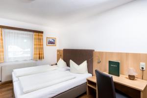Rúm í herbergi á Hotel Grissemann