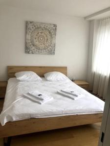 Un pat sau paturi într-o cameră la Very sunny 1BR flat in the city center - West4