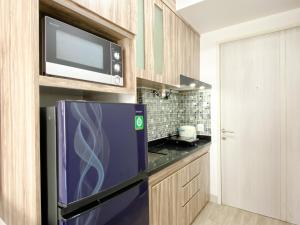 Kuchyň nebo kuchyňský kout v ubytování Homey and Compact Studio at Azalea Suites Apartment By Travelio