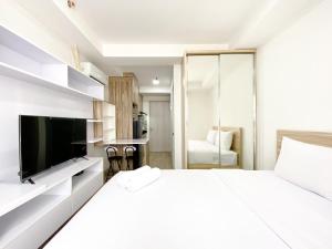 TV a/nebo společenská místnost v ubytování Homey and Compact Studio at Azalea Suites Apartment By Travelio