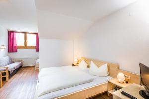 Rúm í herbergi á Hotel Grissemann