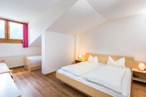Rúm í herbergi á Hotel Grissemann