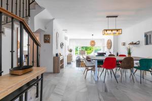 une cuisine et une salle à manger avec une table et des chaises dans l'établissement Casa Sofia, à Estepona