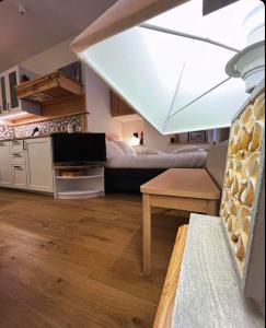 ein Wohnzimmer mit einem Bett und einem Tisch in der Unterkunft Casa vacanza La Genziana in Roccaraso