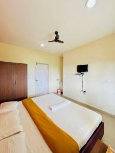 Postel nebo postele na pokoji v ubytování Nilgiris INN