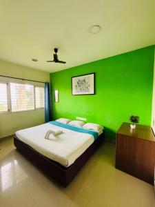 Postel nebo postele na pokoji v ubytování Nilgiris INN