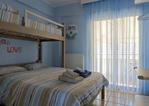テッサロニキにあるSeafront Family Apartment & free parking, the Cruiseflatのタオルが敷かれたベッドのある寝室