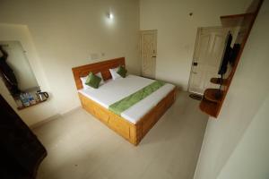Postel nebo postele na pokoji v ubytování Naksha Tree Hotels - Yelagiri