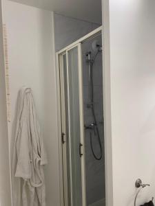 Un baño con ducha con puerta de cristal. en Appartement proche plage et CNPE, en Gravelines 6 fotos más