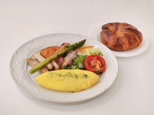 a plate of food with sausage vegetables and bread at GLAD Gangnam COEX Center in Seoul