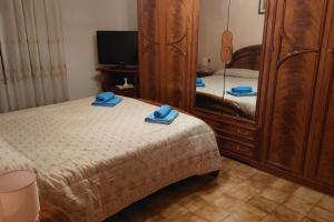 a bedroom with two beds with blue towels on them at Viepri centro in Rocchette