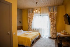 Postel nebo postele na pokoji v ubytování Hotel Monysto + 37 fotografií