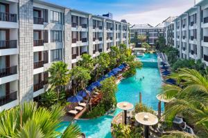 塞米亚克Courtyard by Marriott Bali Seminyak Resort的度假村泳池的鸟瞰图