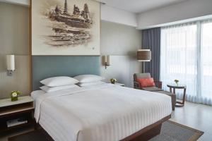 Courtyard by Marriott Bali Seminyak Resort客房内的一张或多张床位