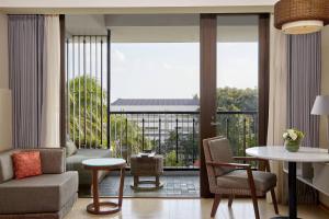 Courtyard by Marriott Bali Seminyak Resort的阳台或露台
