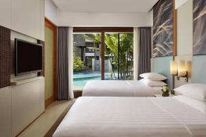 Courtyard by Marriott Bali Seminyak Resort客房内的一张或多张床位