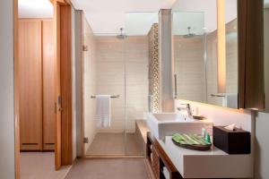 Courtyard by Marriott Bali Seminyak Resort的一间浴室