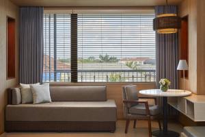 Courtyard by Marriott Bali Seminyak Resort的休息区