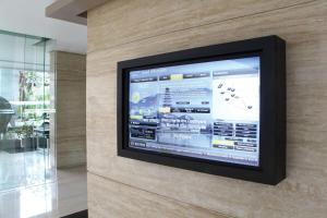 Courtyard by Marriott Bali Seminyak Resort的电视和/或娱乐中心