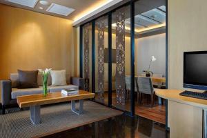 Courtyard by Marriott Bali Seminyak Resort的电视和/或娱乐中心