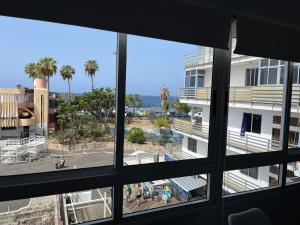 widok z okna budynku w obiekcie CORNELIA`S HOME TC2 playa w mieście Los Cristianos