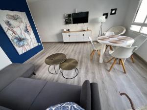 salon z kanapą i stołem w obiekcie CORNELIA`S HOME TC2 playa w mieście Los Cristianos